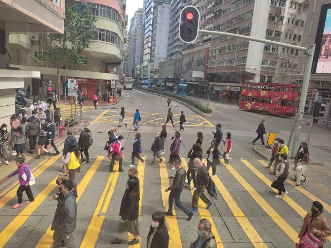 MULTA ng HK$2,000 sa salang di pagsunod sa tamang pagtawid (jaywalking) simula ng 14 August Jaywalking) simula ng 14 August