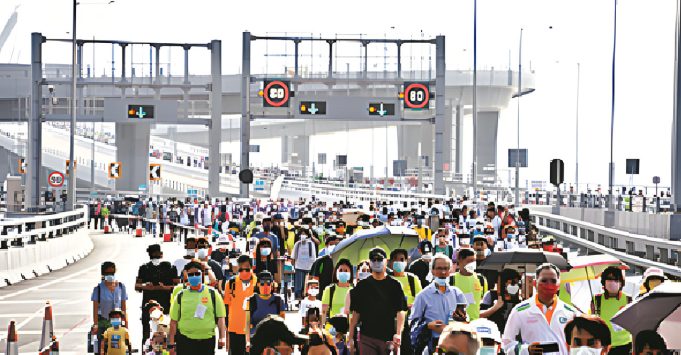 Thousands join Walk for Millions on Iconic HZMB Bridge to Commemorate The Community Chest’s 55th Anniversary 11,000 people join Walk for Millions on mega bridge_upscayl_4x