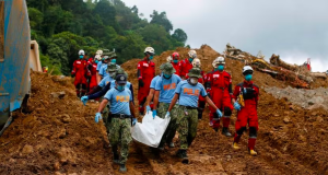 Child Rescued After Nearly 60 Hours in Philippine Landslide Child Rescued in Philippine Landslide