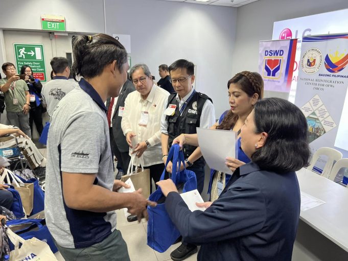 11 seafarers of MV True Confidence received P50K each as financial assistance from DMW, 20K from DSWD 11 seafarers of MV True Confidence received P50K each