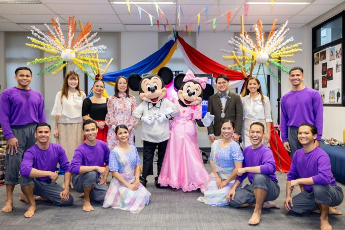 Mickey at Minnie Mouse ng HK Disneyland kasamang nag-celebrate ng Buwan ng Sining at Kultura ng Pilipinas Mickey at Minnie Mouse ng HK Disneyland v2