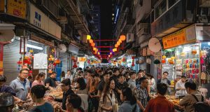 Temple Street Night Market Draws 1.5M Visitors, Extended to Year-End Temple Street Night Market Draws 1.5M Visitors