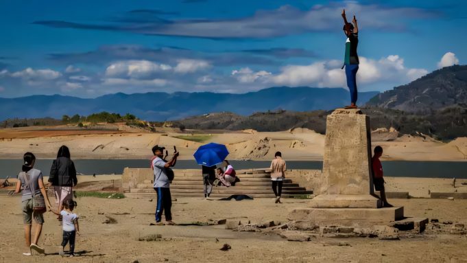 Sunken 16th Century Nueva Ecija Town Emerges, Drawing Tourists to Philippine Ruins