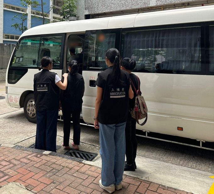 Immigration Arrest 7 Persons During Cracks Down on Imported Workers at Unlicensed Elderly Homes Immigration Department mounted a territory-wide anti-illegal worker operation