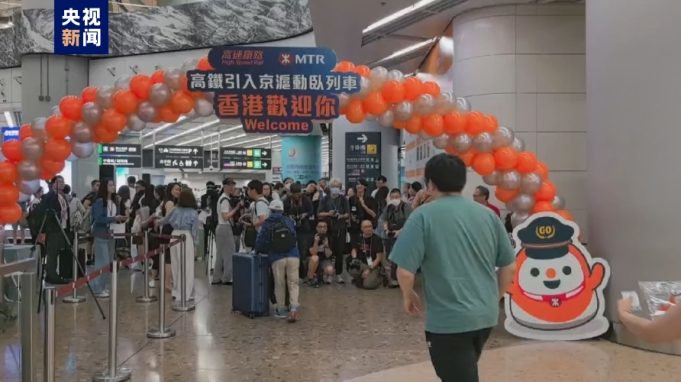 First High-Speed Sleeper Train from Shanghai to Hong Kong Arrives to Positive Reception First High-Speed Sleeper Train from Shanghai to Hong Kong Arrives