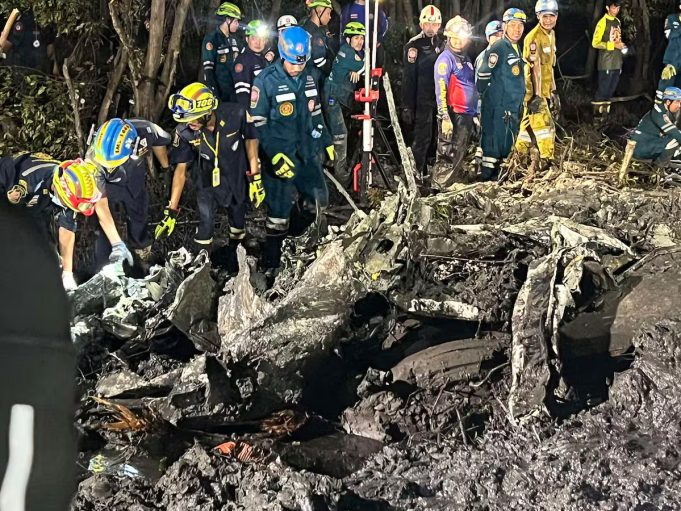 9 dead, including 5 Chinese tourists Hong Kong, as small passenger plane crashes in Thailand 9 dead as small passenger plane crashes in Thailand
