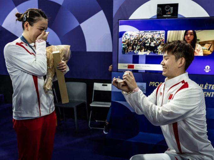 China’s Huang wins gold in doubles, then gets engagement ring Following her victory, Huang Yaqiong received a surprise proposal from her boyfriend and fellow Chinese shuttler Liu Yuchen. Photo: Reuters