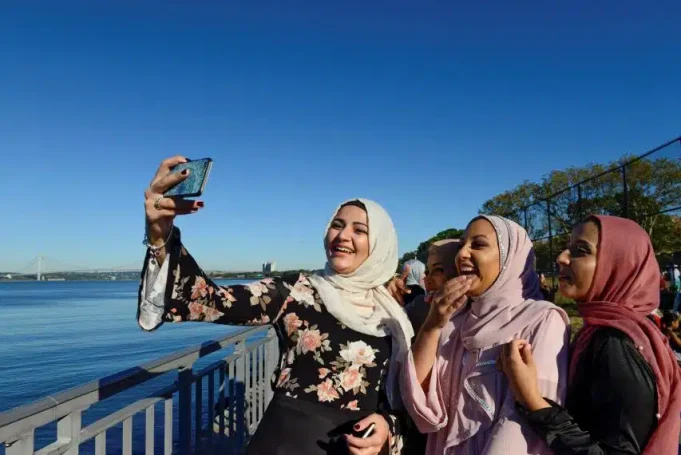Hong Kong Urged to Enhance Muslim-Friendly Tourism muslims-travelling-abroad