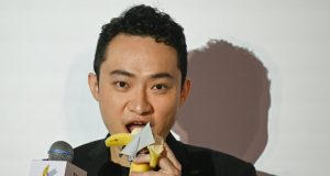 Crypto Mogul Eats $6.2 Million Banana Artwork at Hong Kong Press Conference Crypto entrepreneur Justin Sun