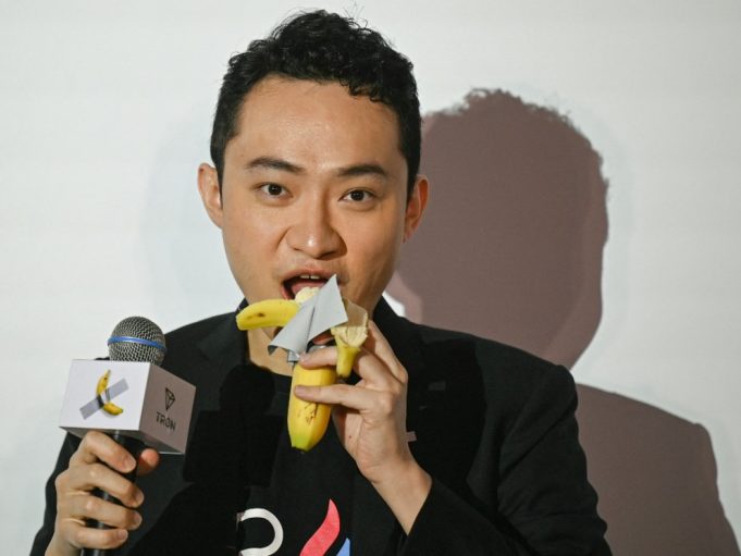 Crypto Mogul Eats $6.2 Million Banana Artwork at Hong Kong Press Conference Crypto entrepreneur Justin Sun