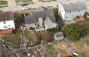 Deadly Storms Ravage Southern U.S., Leaving Devastation and 37 Dead wild weather across the US 01