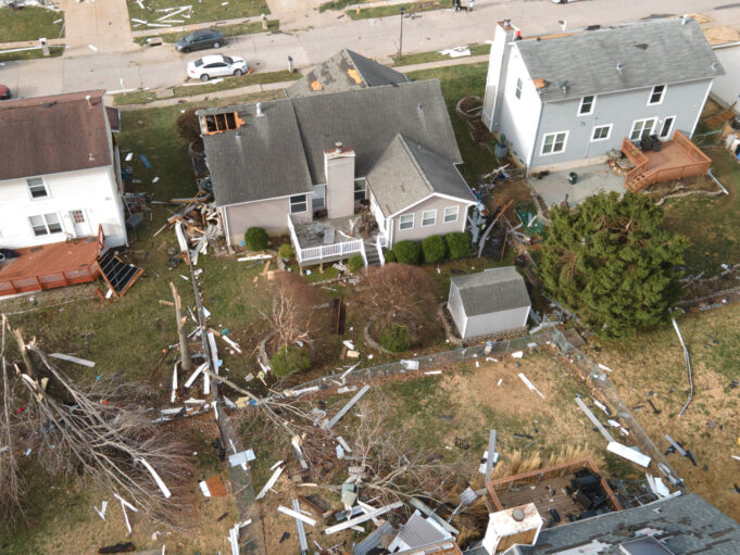Deadly Storms Ravage Southern U.S., Leaving Devastation and 37 Dead wild weather across the US 01