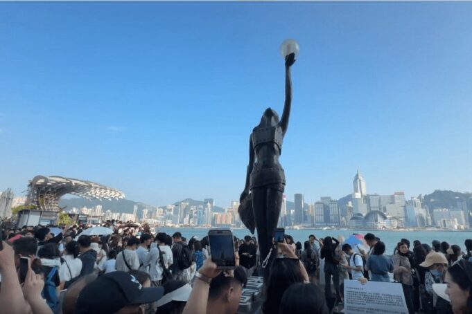 Tsim Sha Tsui Overwhelmed by Tourists During China’s Golden Week Tsim Sha Tsui swarmed with tourists during Golden Week v2