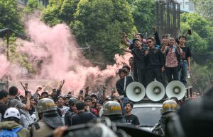 DFA Warns Filipino Citizens in Jakarta Amidst Deadly Nationwide Protest in Indonesia Indonesian Workers Protest in Jakarta.