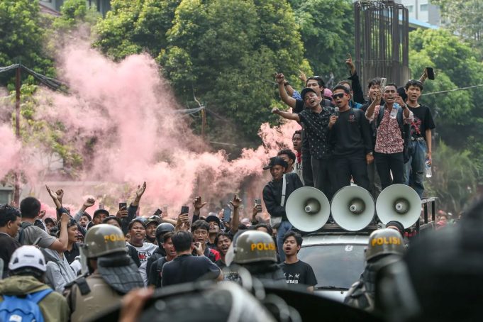 DFA Warns Filipino Citizens in Jakarta Amidst Deadly Nationwide Protest in Indonesia Indonesian Workers Protest in Jakarta.