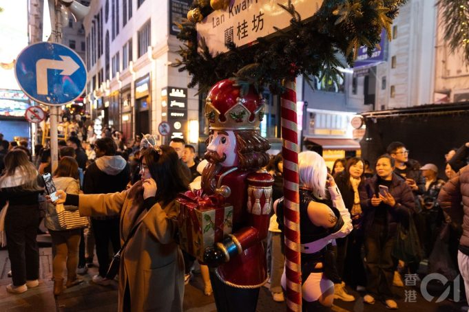 Hong Kong’s Lan Kwai Fong Offers Big Discounts to Lure Revelers for New Year’s Eve Hong Kong's Lan Kwai Fong Offers Big Discounts