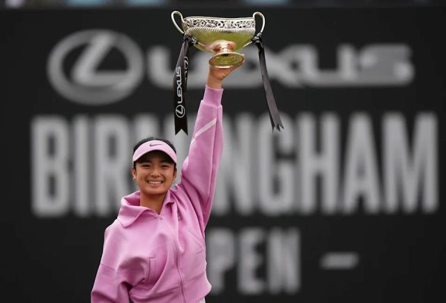 Alex Eala holding the trophy at the Birmingham Classic
