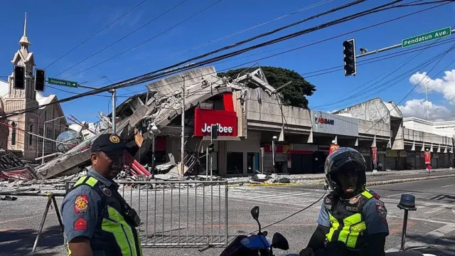 Jollibe hit by earthquake