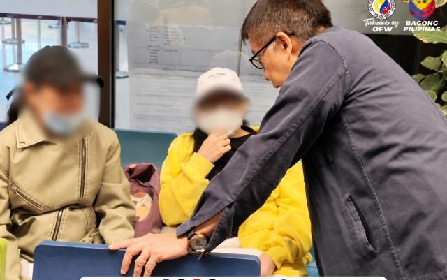 Secretary Hans Leo Cacdac speaks with repatriated Filipinos from Russia