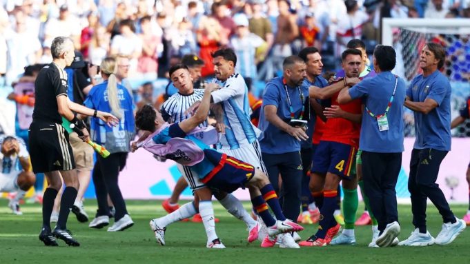 World Cup Finals: Argentina’s Disruptive Strategy Collapsed Against Spain’s Brilliant Football Masterclass Argentina player punches Spain star in the face after FIFA World Cup final loss